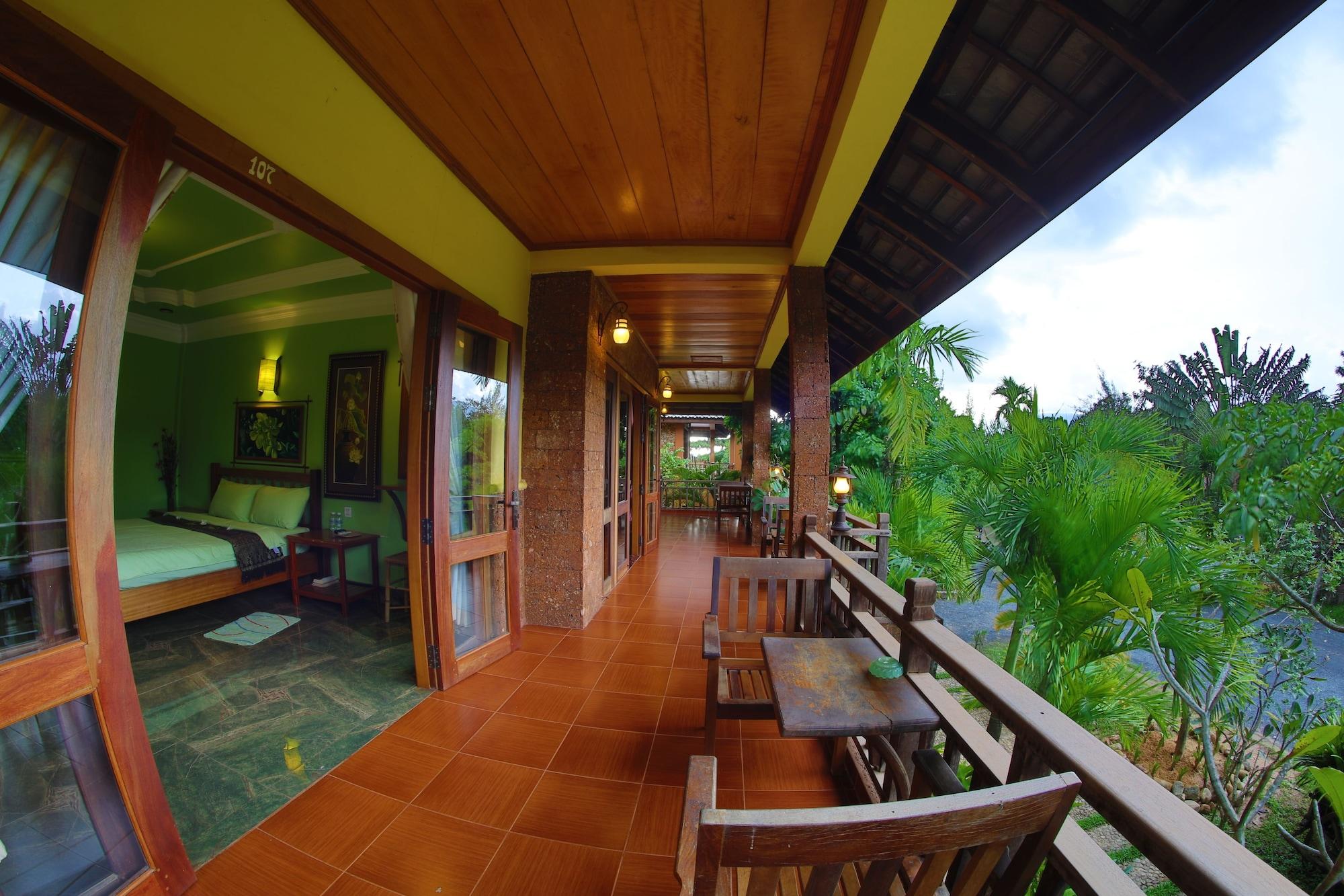 Natural Bungalows Restaurant And Bar Kampot Exterior photo