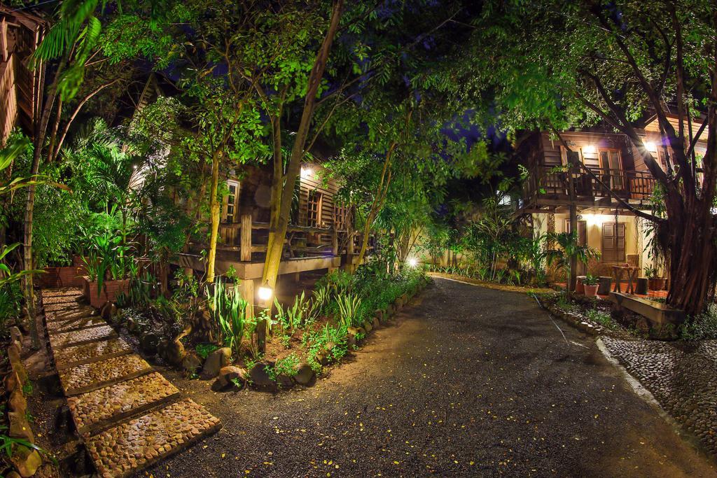 Natural Bungalows Restaurant And Bar Kampot Exterior photo
