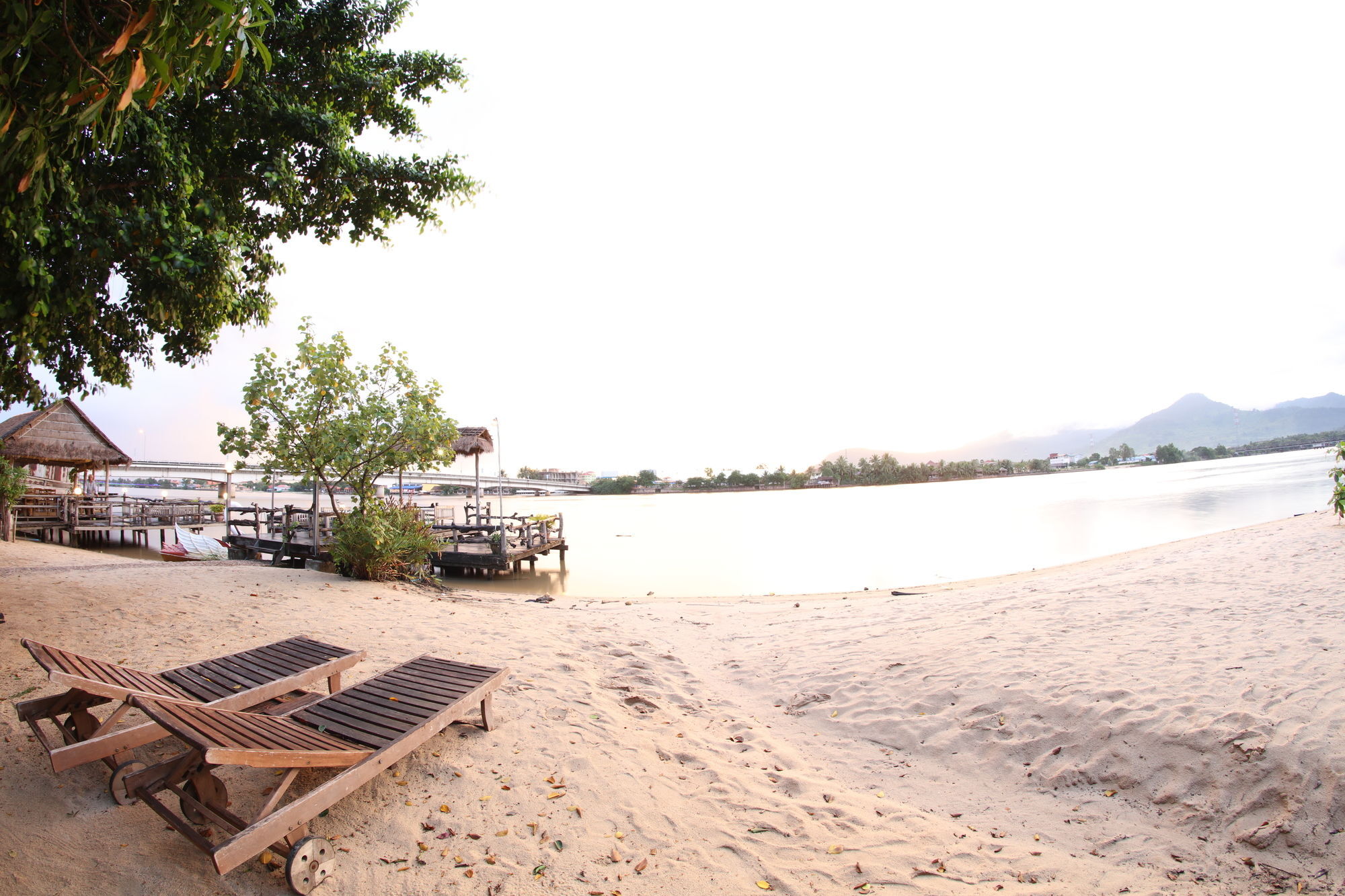 Natural Bungalows Restaurant And Bar Kampot Exterior photo